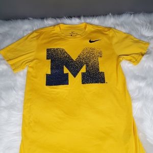 The Nike Tee men's shirt size S